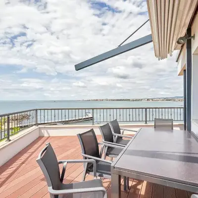 3BD Beach Paradise with a Stunning View with Parking by Flat Mаnаger