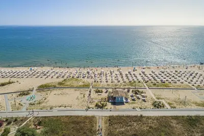 an aerial view of a beach with a lot of cars at Сънрайз Данаилов in Obzor