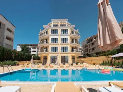 a hotel with a swimming pool in front of a building at HORIZON 3 'Б' Studio Sveti Vlas in Sveti Vlas
