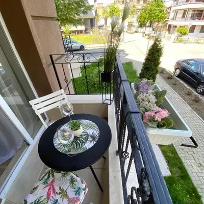 a balcony with a table and chairs on a balcony at Апартамент за гости ДЕНИЦА in Obzor