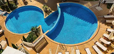 an overhead view of a large swimming pool at The Cliff Hotel and Holiday Apartments by Flat Mаnаger in Obzor
