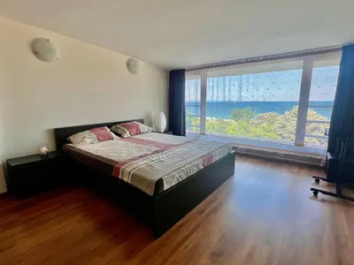 a bedroom with a large bed and a large window at Vista Sul Mare V in Kraymorie