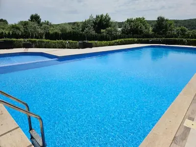 a large swimming pool with blue water at Azur Properties ap19 in Shkorpilovtsi