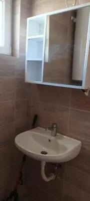 a bathroom with a sink and a mirror at Стаи за гости Пансионът на Роуз Вълшебната ми Кръстница in Chernomorets