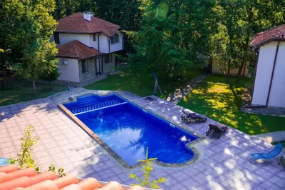 an overhead view of a swimming pool in a yard at Къща за гости Далинда in Byala