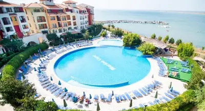 an overhead view of a large swimming pool next to the ocean at Victoria's apartments -Marina Cape - Aheloy in Aheloy
