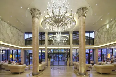 a large lobby with a chandelier in a building at Прекрасно място за нощувки в Слънчев бряг in Sunny Beach