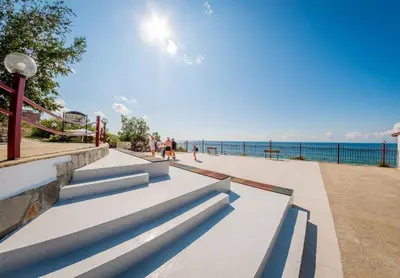 a group of benches on a boardwalk near the water at 1kk ve Sveti Vlas in Nesebar