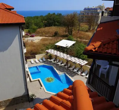 an overhead view of a swimming pool with lounge chairs at Бяла Виста Бийч Апартментс A - Byala Vista Beach Apartments A in Byala