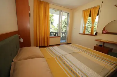 a bedroom with a large bed and a window at Hotel Continental in Kiten