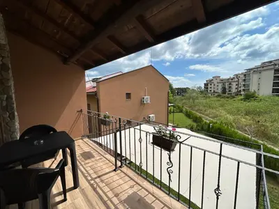 a balcony with a view of a building at Вилно селище Зора in Shkorpilovtsi
