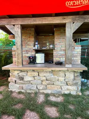 a brick wall with a counter on top of it at Вилно селище Зора in Shkorpilovtsi