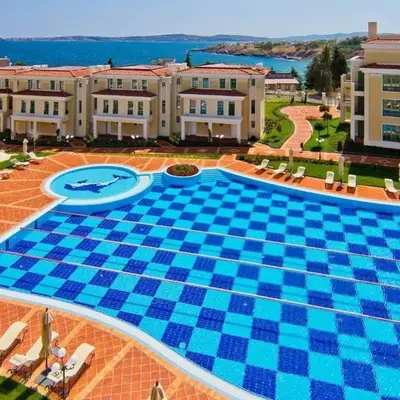 Flores Garden Pool Side and Sea View Apartment