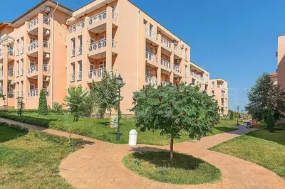 a tree in front of a large building at Double Cream Apartment in Tŭnkovo