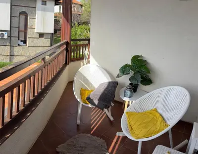 two chairs and a table on a balcony at Exklusive Villa am Sonnenstrand Bulgarien am Schwarzen Meer aheloy Cabernet 1 in Kableshkovo