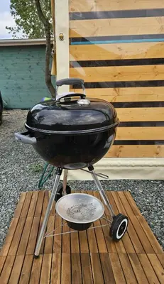 a grill sitting on top of a wooden table at Бунгало HAKUNA MATATA, Къмпинг Созопол Еко, плаж Градина in Sozopol
