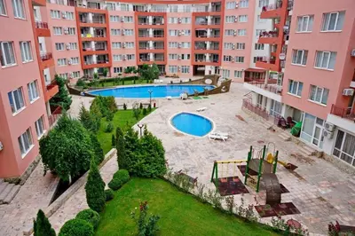 an overhead view of a swimming pool in an apartment complex at Amartmán přímo u moře - Elenite in Sveti Vlas