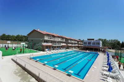 an overhead view of a swimming pool at a resort at ВС Морски дюни in Shkorpilovtsi