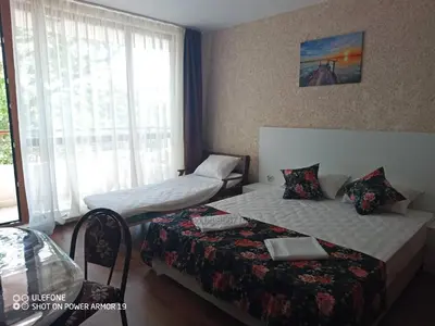 a hotel room with two beds and a window at Студио под наем Елина 31 in Shkorpilovtsi