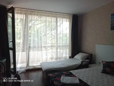 a hotel room with two beds and a window at Студио под наем Елина 31 in Shkorpilovtsi