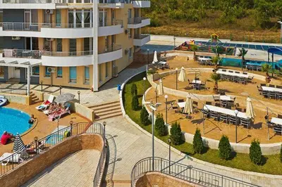 a hotel with a swimming pool and a resort at Sunset Complex Кошарица Апартамент 15 in Kosharitsa
