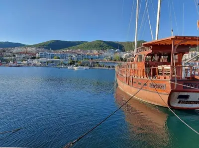 a boat is docked in a body of water at Трёхкомнатная квартира in Sveti Vlas