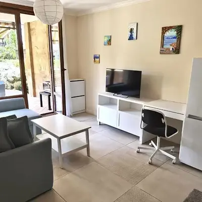 Cozy Ground-Floor Apartment with Terrace