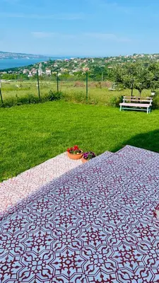 a pink and white table with flowers and a bench at Sea Sky House in Varna City