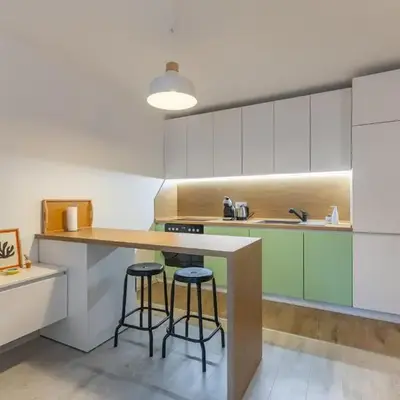Central 2BR - Workspace with Elevator