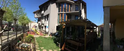 a building with a yard in front of it at Guest House Niya Chernomorets in Chernomorets