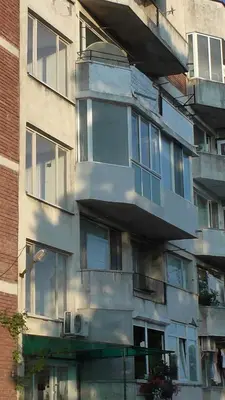 a tallartment building with windows on the side of it at Апартамент Флора - гр.Приморско ММЦ in Primorsko