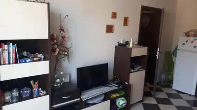 a room with a computer monitor and a keyboard on a desk at Hacienda Beach Apartment mit Meerblick in Sozopol