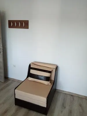 a chair in a room with a white wall at Weißer Schwan Белият лебед in Shkorpilovtsi
