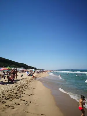 a group of people on a beach with the ocean at Weißer Schwan Белият лебед in Shkorpilovtsi
