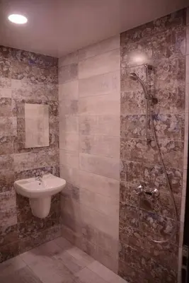 a bathroom with a sink and a shower at Стаи за гости Гебедже in Beloslav