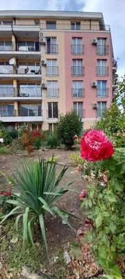 a pink building with flowers in front of it at Spokojne wakacje w Bułgarii in Sunny Beach