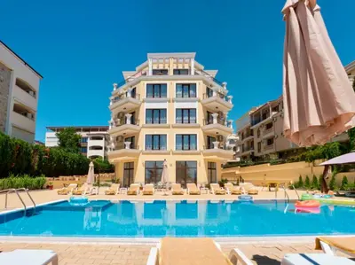 a hotel with a swimming pool in front of a building at Horizon Apartament Gut in Sveti Vlas